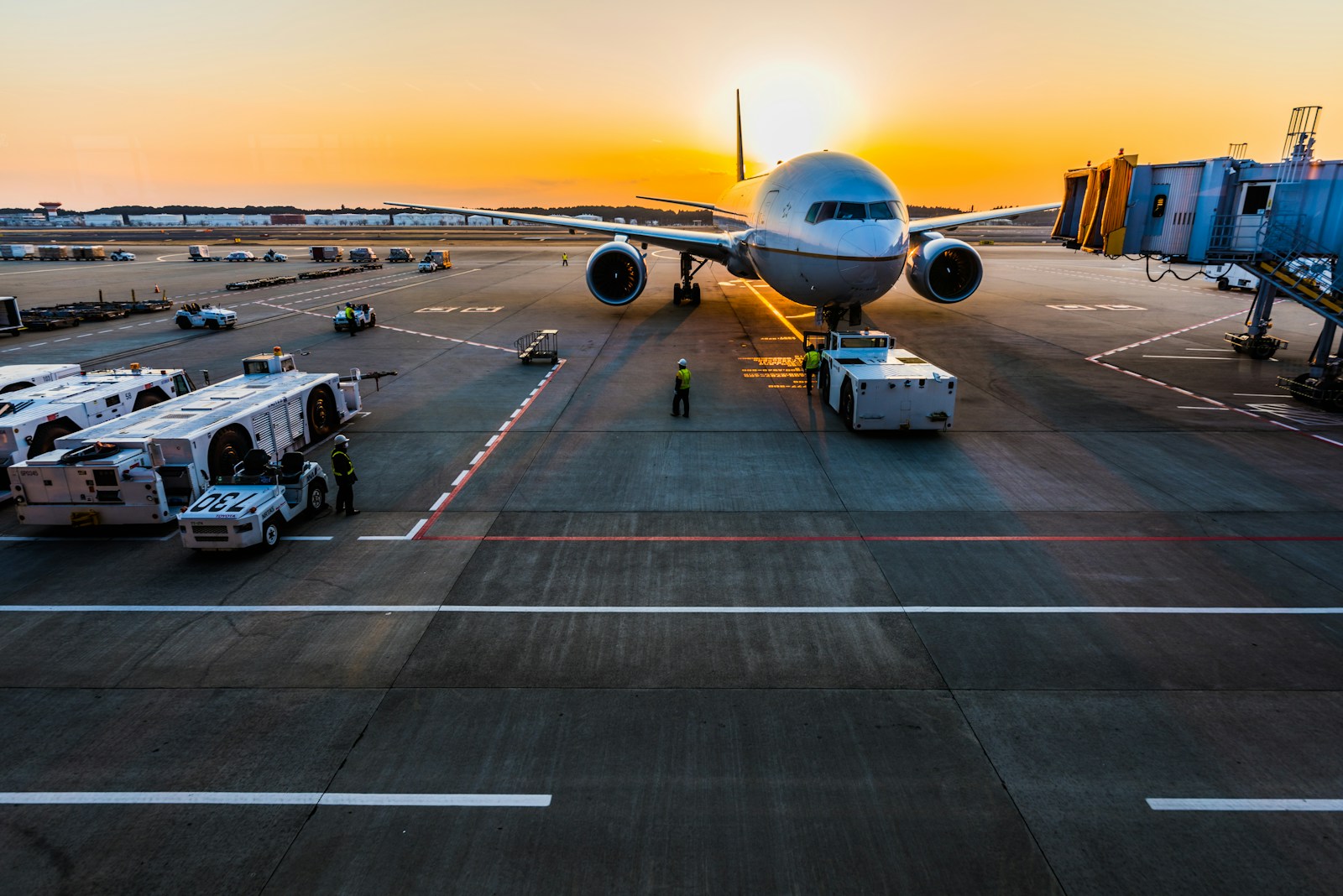 Prioritetas tik skubiai pagalbai: keturi Italijos aviacijos centrai perspėja dėl senkančių degalų atsargų