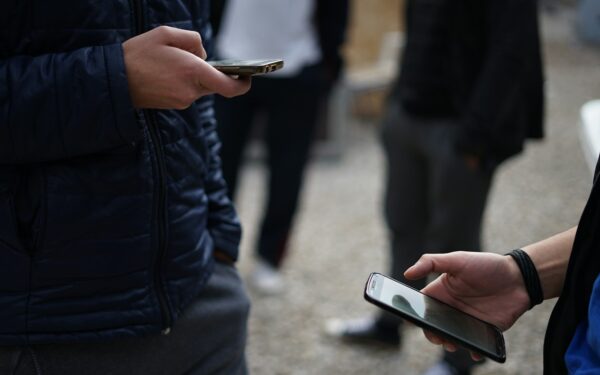 Tėvams siunčia rimtą įspėjimą: vaikai įsitraukia į pornografinio turinio platinimą