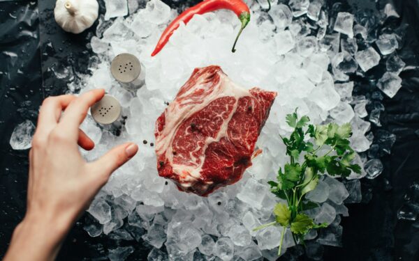 Nugarinė tapo sausa ir neskani? Štai klaida, kurią daro daugelis šeimininkių šaldydamos mėsą