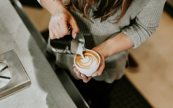 Barista įspėja: kaip skirtingos pieno rūšys veikia jūsų skrandį ir energiją?