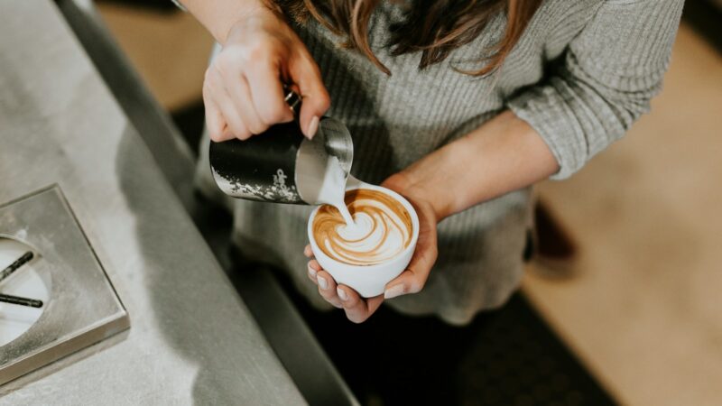 Barista įspėja: kaip skirtingos pieno rūšys veikia jūsų skrandį ir energiją?