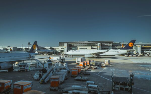 Frankfurte atidarytas milžiniškas 3 terminalas: kas keisis skrydžiams ir persėdimams nuo balandžio 23 dienos?