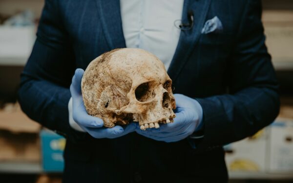 Mįslingi laidojimai Prancūzijoje suglumino archeologus: ar gali būti, kad prieš 2300 metų žmonės čia buvo laidojami gyvi?