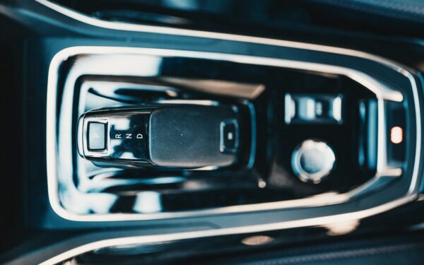 Naudoto automobilio pirkimas gali virsti finansine duobe: šie ženklai išduoda brangius gedimus