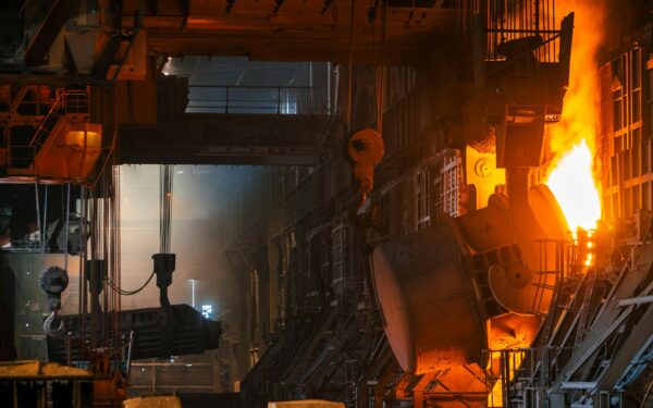 ES žaliasis mokestis tapo peiliu Ukrainos pramonei: pirkėjai bėga, o gamyklos stoja