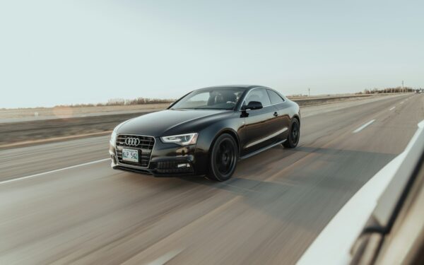 Katalogai jus klaidina: kodėl automobilių pagreitis iki 100 km/h yra tik apgaulė?