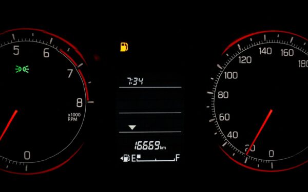 Kiek iš tiesų galite nuvažiuoti užsidegus kuro lemputei? Šis įprotis gali kainuoti tūkstančius