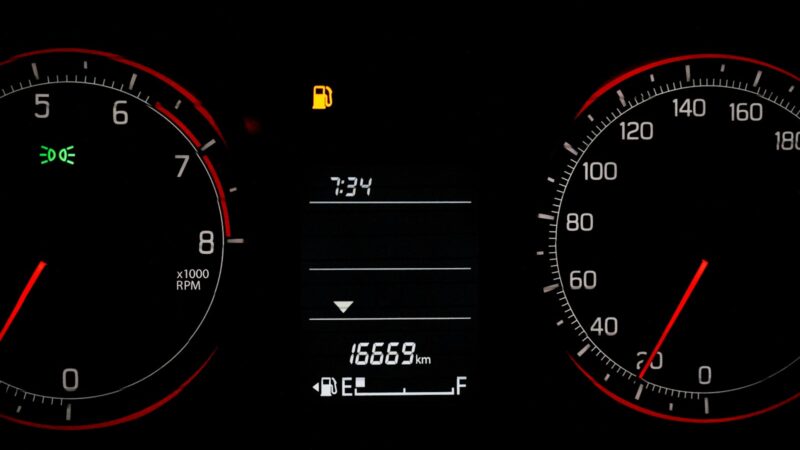 Kiek iš tiesų galite nuvažiuoti užsidegus kuro lemputei? Šis įprotis gali kainuoti tūkstančius