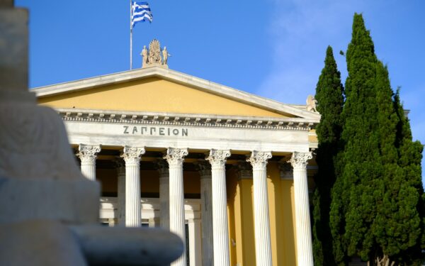 Melas apie diplomą kainavo postą: skandalas privertė atsistatydinti Graikijos viceministrą