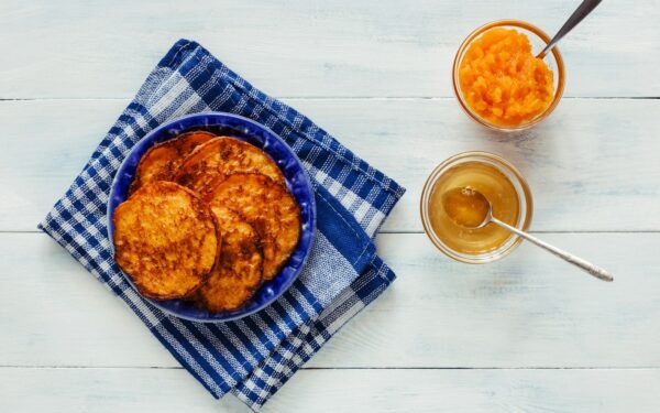 Traškės lyg populiarūs traškučiai: viena gudrybė, kad saldžiųjų bulvių blynai pavyktų tobulai