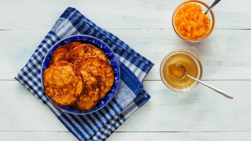 Traškės lyg populiarūs traškučiai: viena gudrybė, kad saldžiųjų bulvių blynai pavyktų tobulai