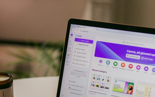 „Canva“ dizaino revoliucija: dabar profesionalius plakatus ir reklamas sukursite vienu sakiniu