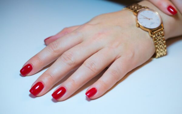 „Soap nails“ jau praeitis? Sužinokite, kokia prabangi spalva šį pavasarį vėl karaliauja madose