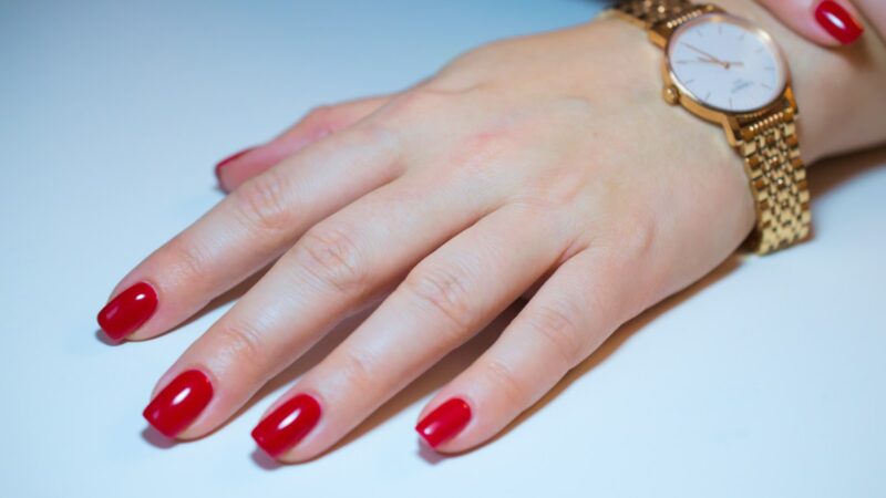 „Soap nails“ jau praeitis? Sužinokite, kokia prabangi spalva šį pavasarį vėl karaliauja madose