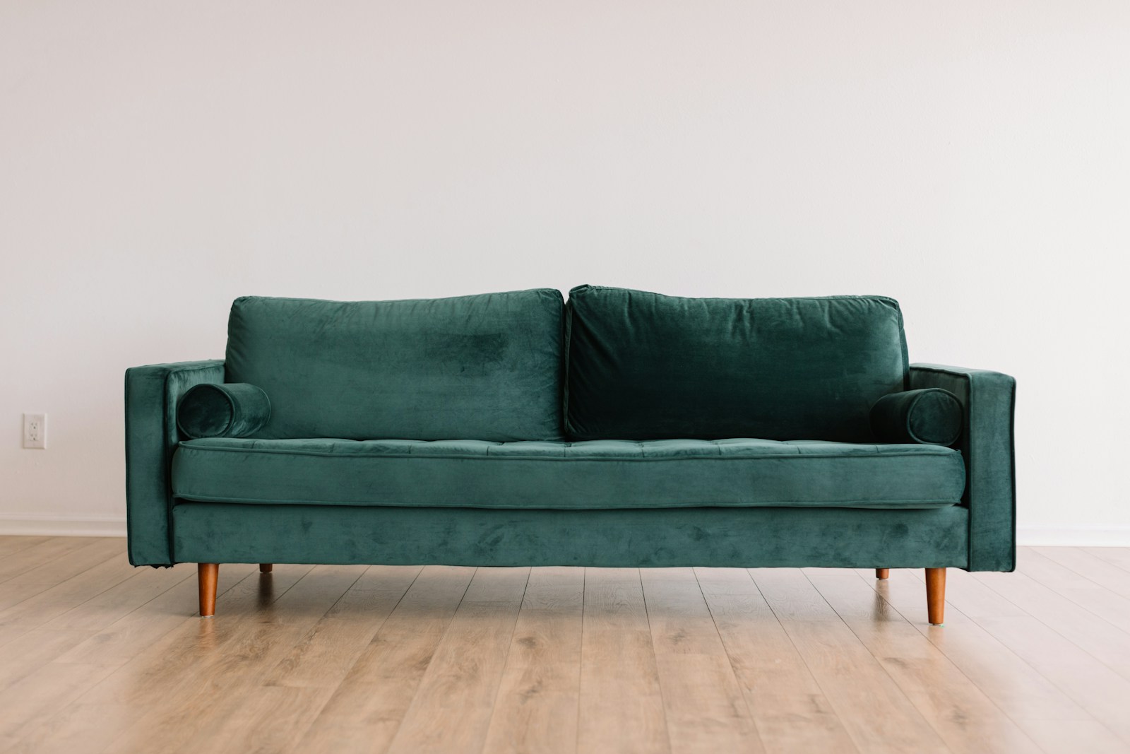 Kėdė, kuri virsta sofa: šie genialūs baldai susirenka be jokių varžtų ar sudėtingų įrankių
