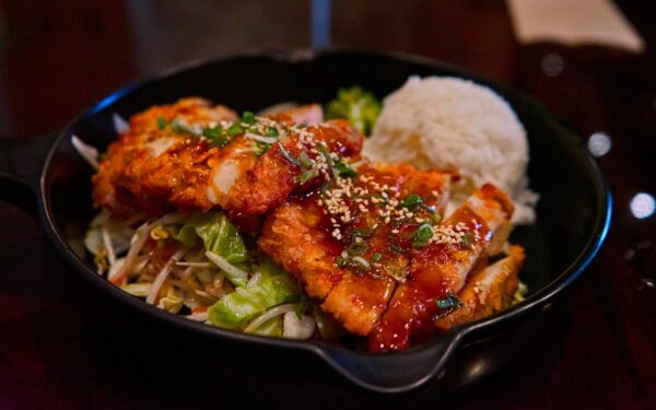 Sotūs pietūs be sunkaus jausmo: šis vištienos dubenėlis suteiks energijos visai dienai