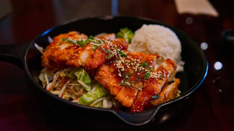 Sotūs pietūs be sunkaus jausmo: šis vištienos dubenėlis suteiks energijos visai dienai