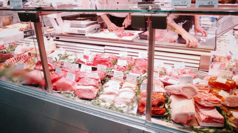 Nutekėję įrašai atskleidė mėsos pramonės paslaptis, štai kaip manipuliuojama pirkėjais