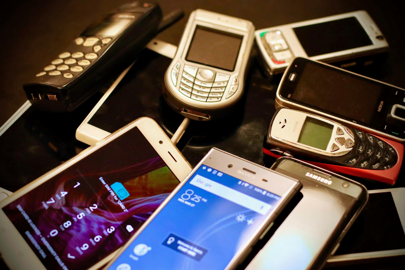 Stalčiuje gulintis išmanieji telefonai tapo aukso vertės: kodėl jie staiga pabrango?