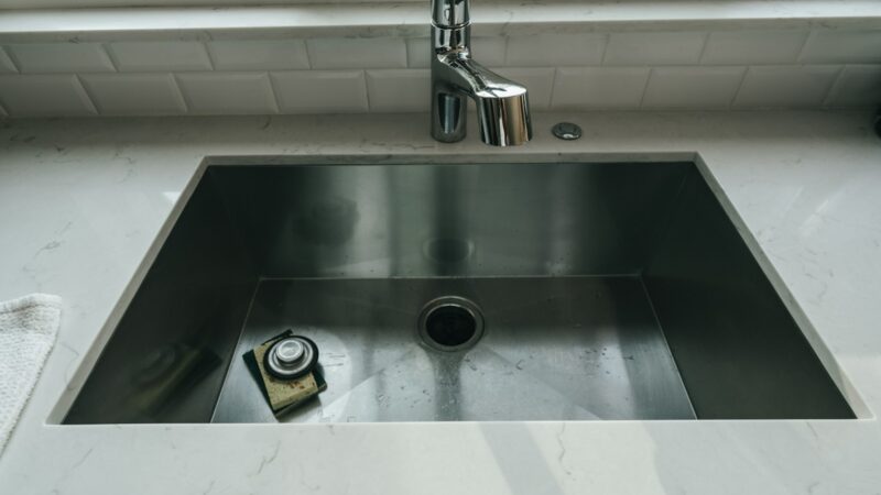 Vanduo kriauklėje subėga lėtai? Šis triukas padės išvengti santechniko iškvietimo