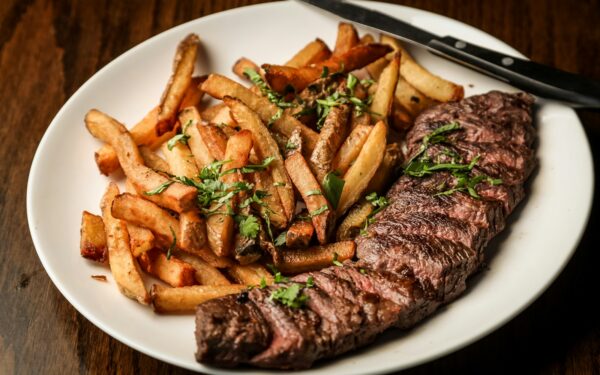 3 šefai atskleidė, kaip namuose iškepti sultingą steiką: dažniausia klaida daroma po kepimo