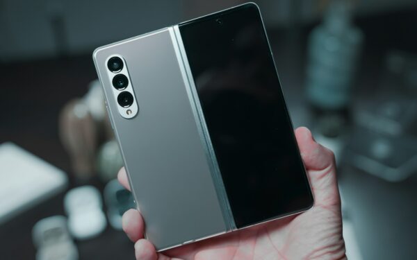 Šie „Samsung“ telefonai gali pradingti iš parduotuvių: gamintojui meta sunkius kaltinimus