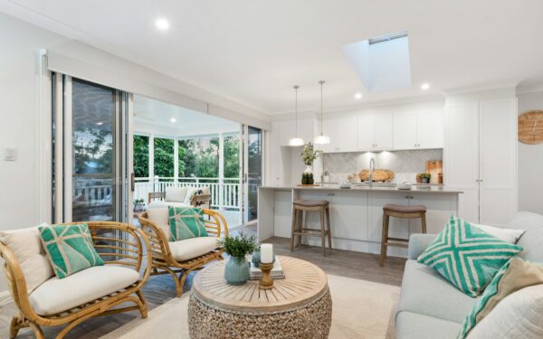 Lubos blizgės lyg naujos: viena pigi naminė priemonė padės jas nuvalyti be jokių dryžių