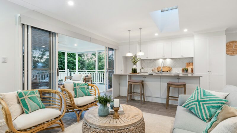 Lubos blizgės lyg naujos: viena pigi naminė priemonė padės jas nuvalyti be jokių dryžių