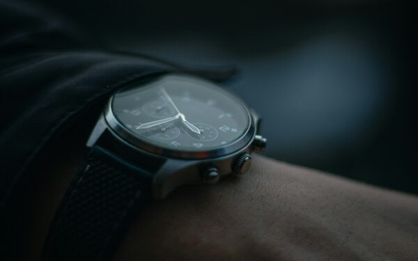 Laikrodis ant dešinės rankos nėra tik atsitiktinumas: tai atskleidžia paslėptą charakterio bruožą