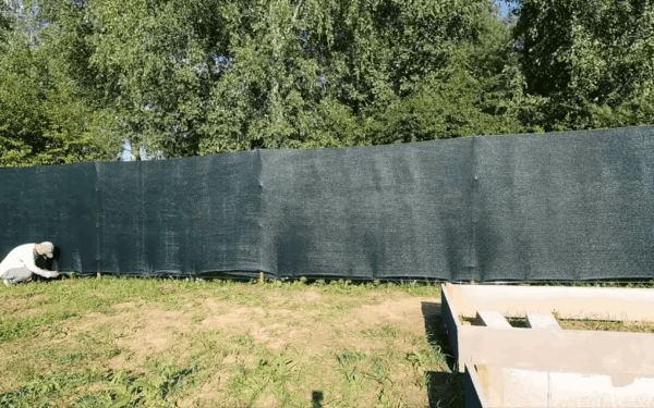 Atsibodo kaimynų žvilgsniai? Atskleidė, kaip pigiai ir greitai įsirengti nepermatomą tvorą