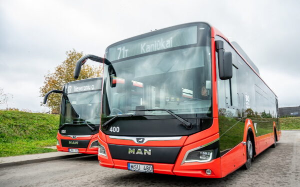 Kelionės su šunimis viešajame transporte keičiasi: svarbios naujos taisyklės keleiviams