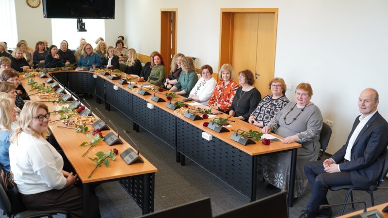 Savivaldybė siunčia svarbią žinutę: be šių specialistų neįmanomas sklandus įstaigų darbas