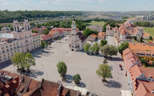 Kauno Rotušės aikštė po rekonstrukcijos neatpažįstama: lankytojus traukia vandens srovės