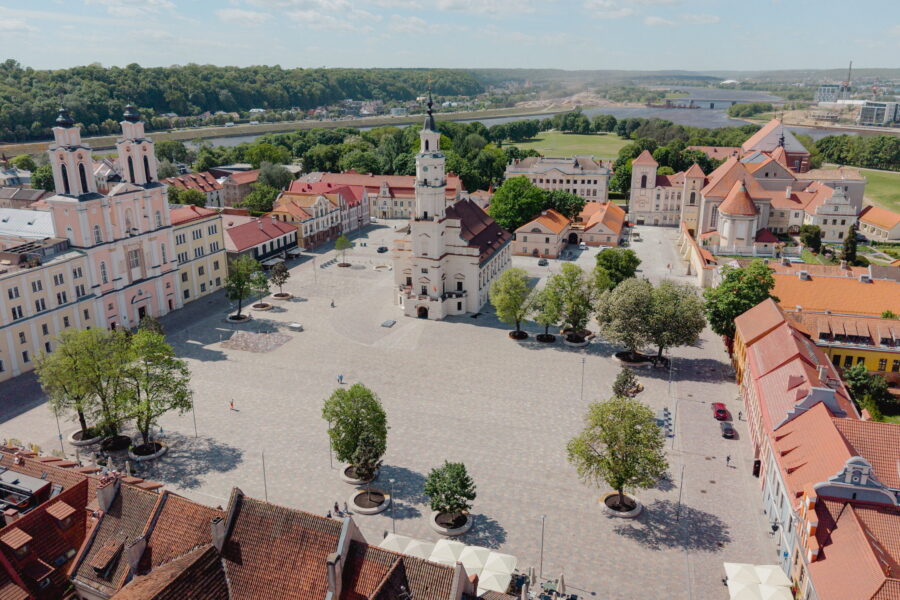 Kauno Rotušės aikštė po rekonstrukcijos neatpažįstama: lankytojus traukia vandens srovės