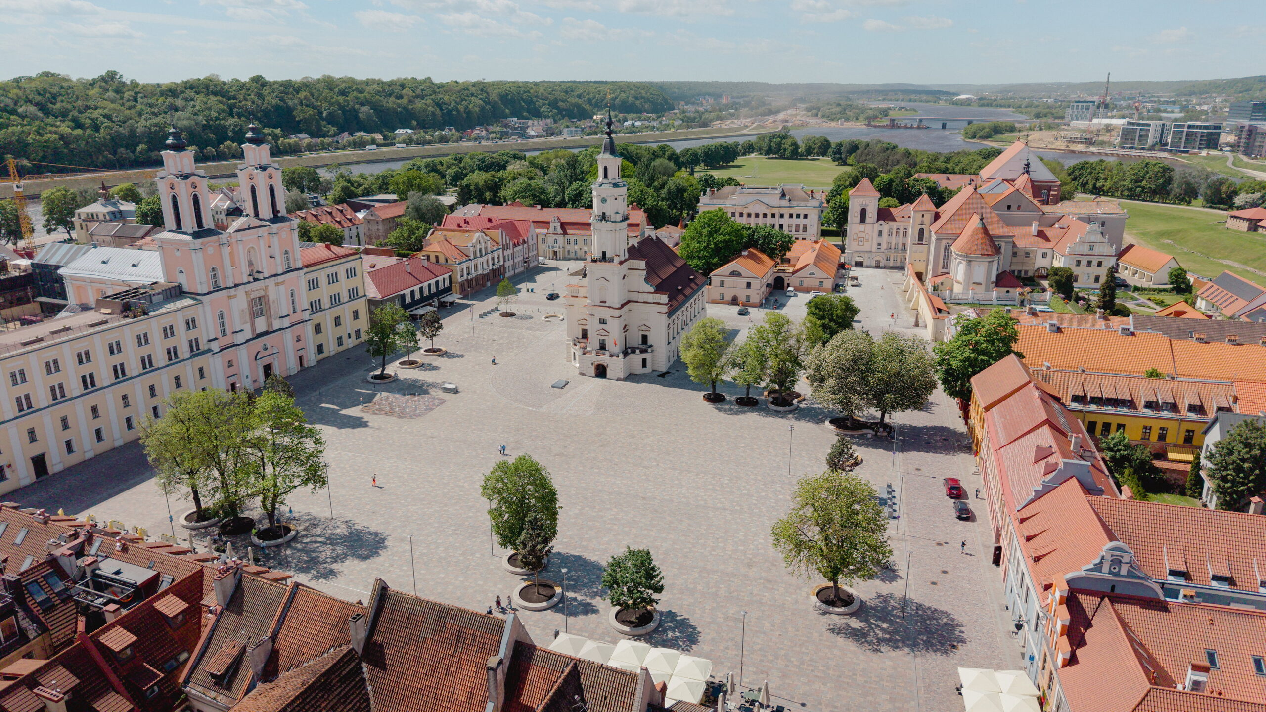 Kauno Rotušės aikštė po rekonstrukcijos neatpažįstama: lankytojus traukia vandens srovės