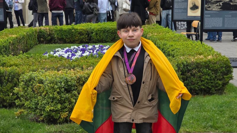 Lietuvis sužibėjo pasaulinėje olimpiadoje: esė apie laisvę ir protą pelnė bronzos medalį