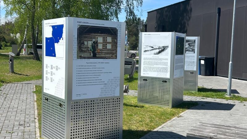 Varėnoje atidaryta neeilinė lauko paroda: atskleidžia, kaip fortai tampa turizmo traukos vietomis