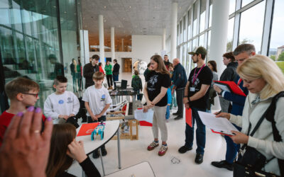 Technologijų fanai plūdo į robotų varžybas: arenoje kovėsi daugiau nei 300 robotų