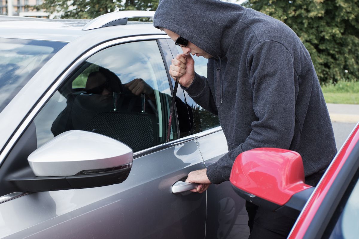 Jūsų automobilis turi pavojingą spragą: vagys naudoja prietaisą, kuris atrakina visas duris