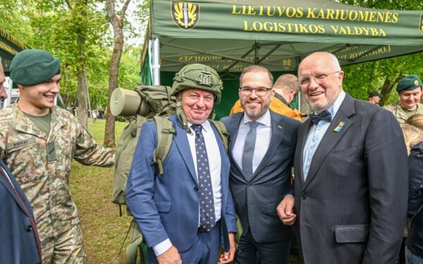 Kėdainiuose parodyta įspūdinga karinė galia: virš miesto skraidė ir NATO naikintuvai