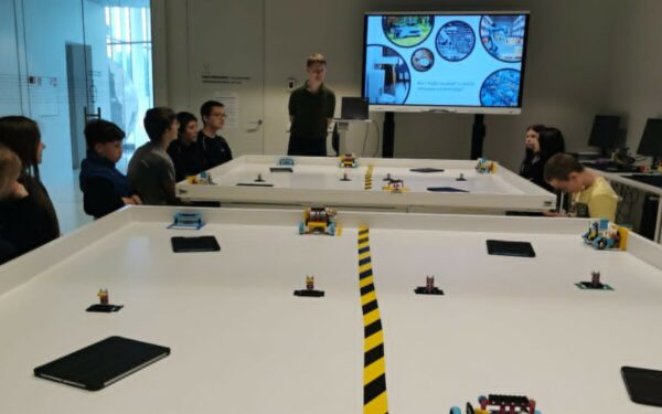 Tvarumo idėja atnešė pergalę: mokiniai išbandė robotų programavimą „Mokslo saloje“