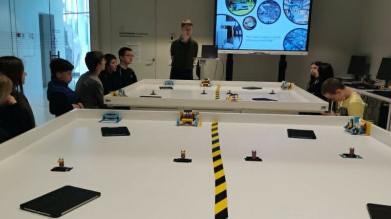 Tvarumo idėja atnešė pergalę: mokiniai išbandė robotų programavimą „Mokslo saloje“