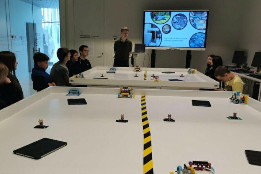 Tvarumo idėja atnešė pergalę: mokiniai išbandė robotų programavimą „Mokslo saloje“