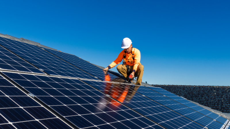 Saulės elektrinė ant stogo gali brangiai kainuoti: daliai gyventojų būtinas leidimas