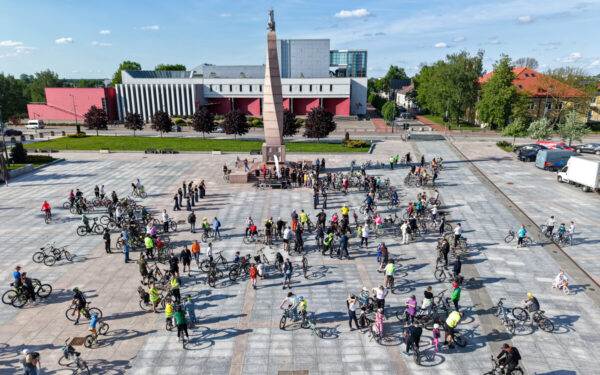Šimtai dviratininkų užplūdo miesto centrą: Sporto savaitės startas virto tikra švente