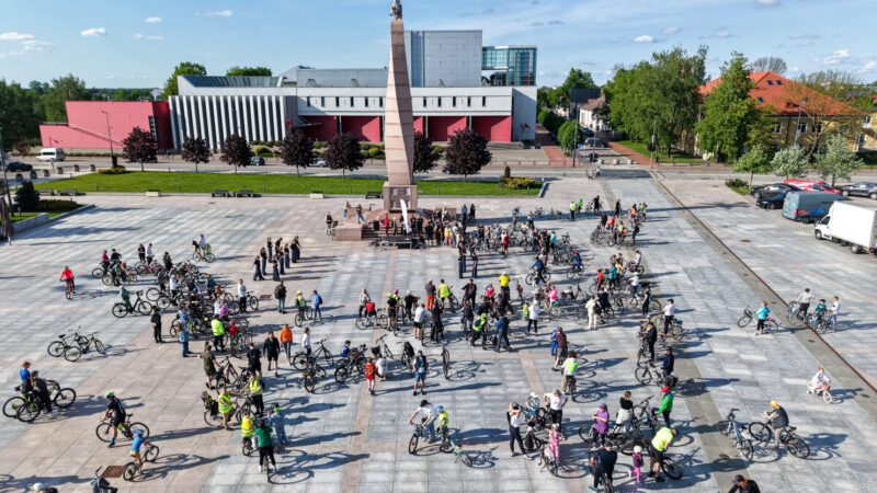 Šimtai dviratininkų užplūdo miesto centrą: Sporto savaitės startas virto tikra švente