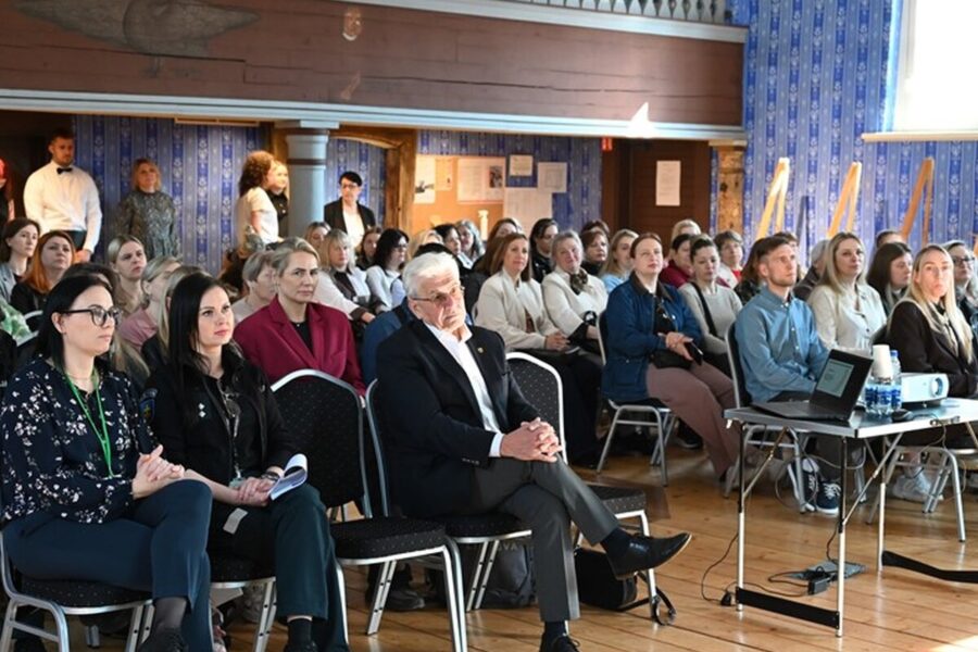Pakruojyje skambėjo svarbus įspėjimas: specialistai aptarė paauglių priklausomybių grėsmes