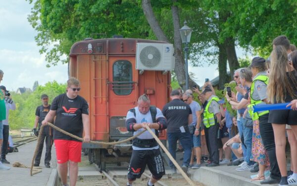Galiūnų čempionate laukia išskirtinis išbandymas: sportininkai temps sunkius vagonus