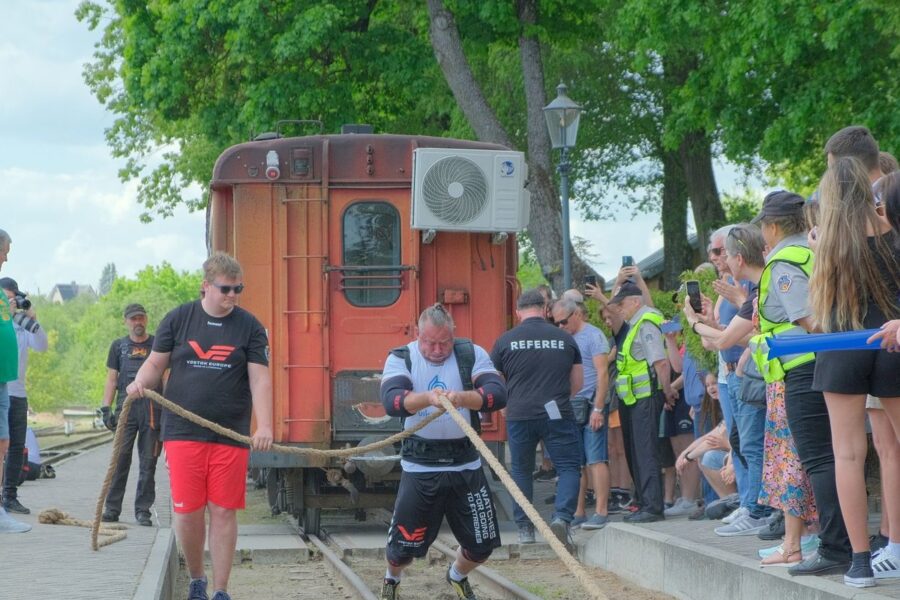 Galiūnų čempionate laukia išskirtinis išbandymas: sportininkai temps sunkius vagonus