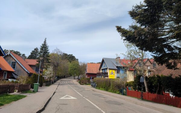 Ilgai kritikuotas įvažiavimas į Nidą pagaliau sulaukė sprendimo: gatvę perėmė savivaldybė